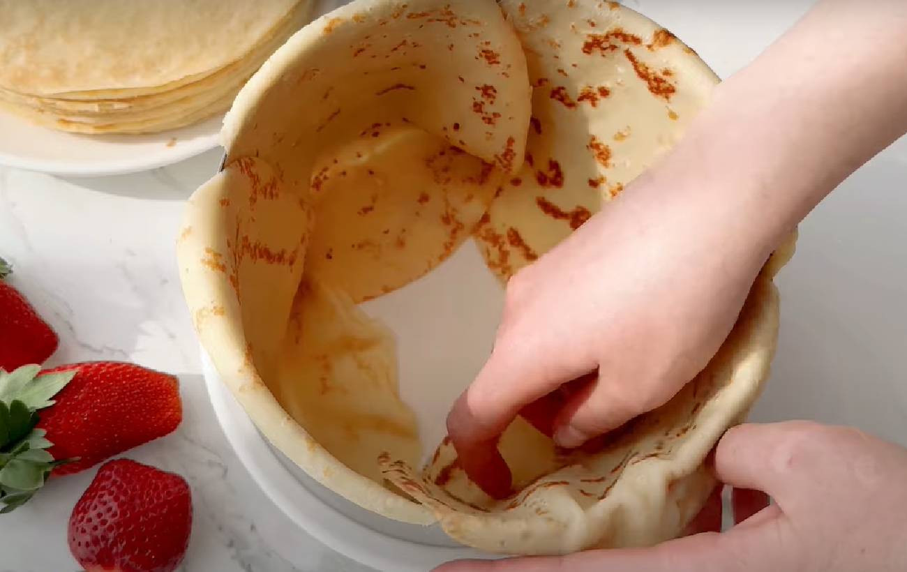 Ягодный торт из блинов без выпечки: готовится просто, а вкус - божественный!